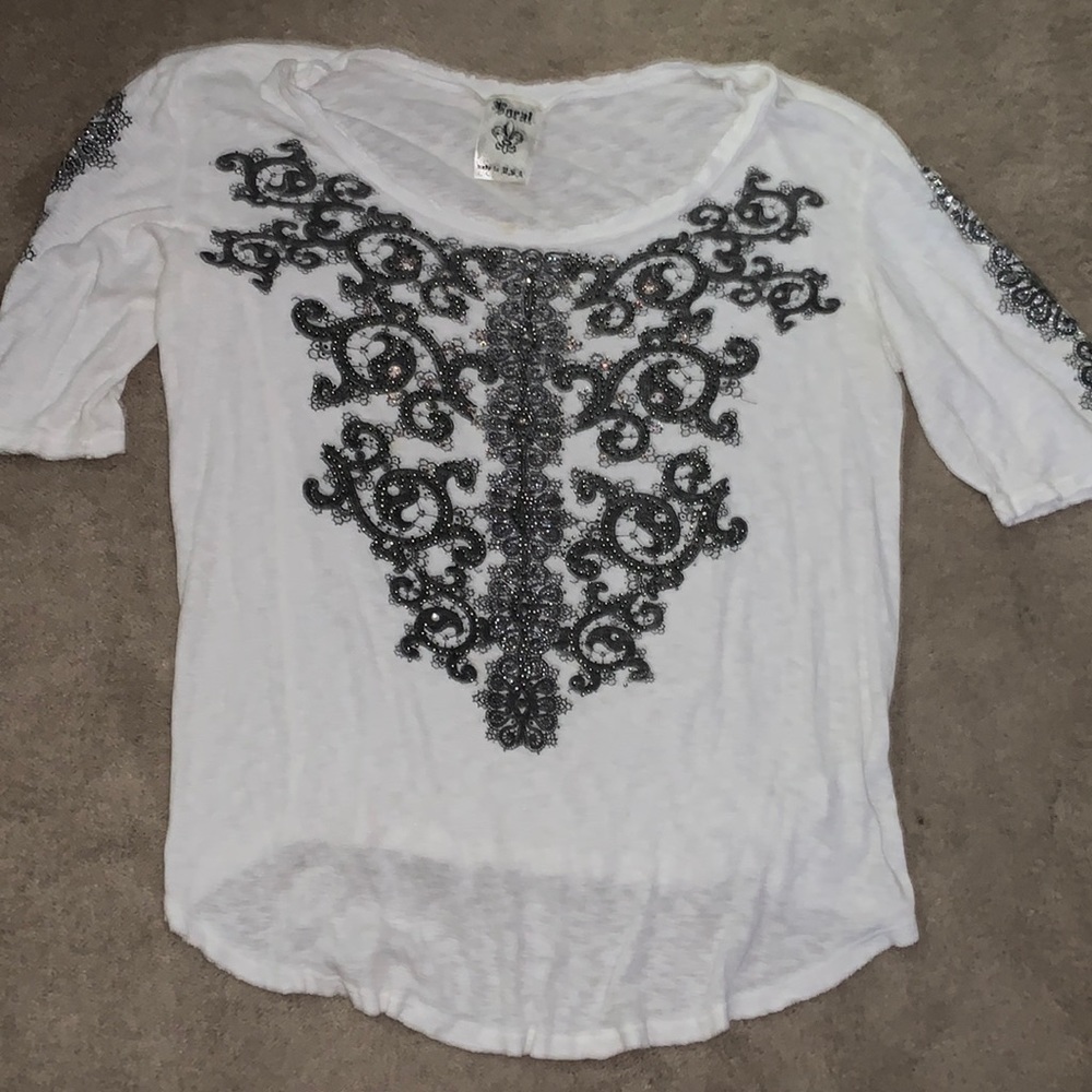 Scoop neck T with black modern design. XL